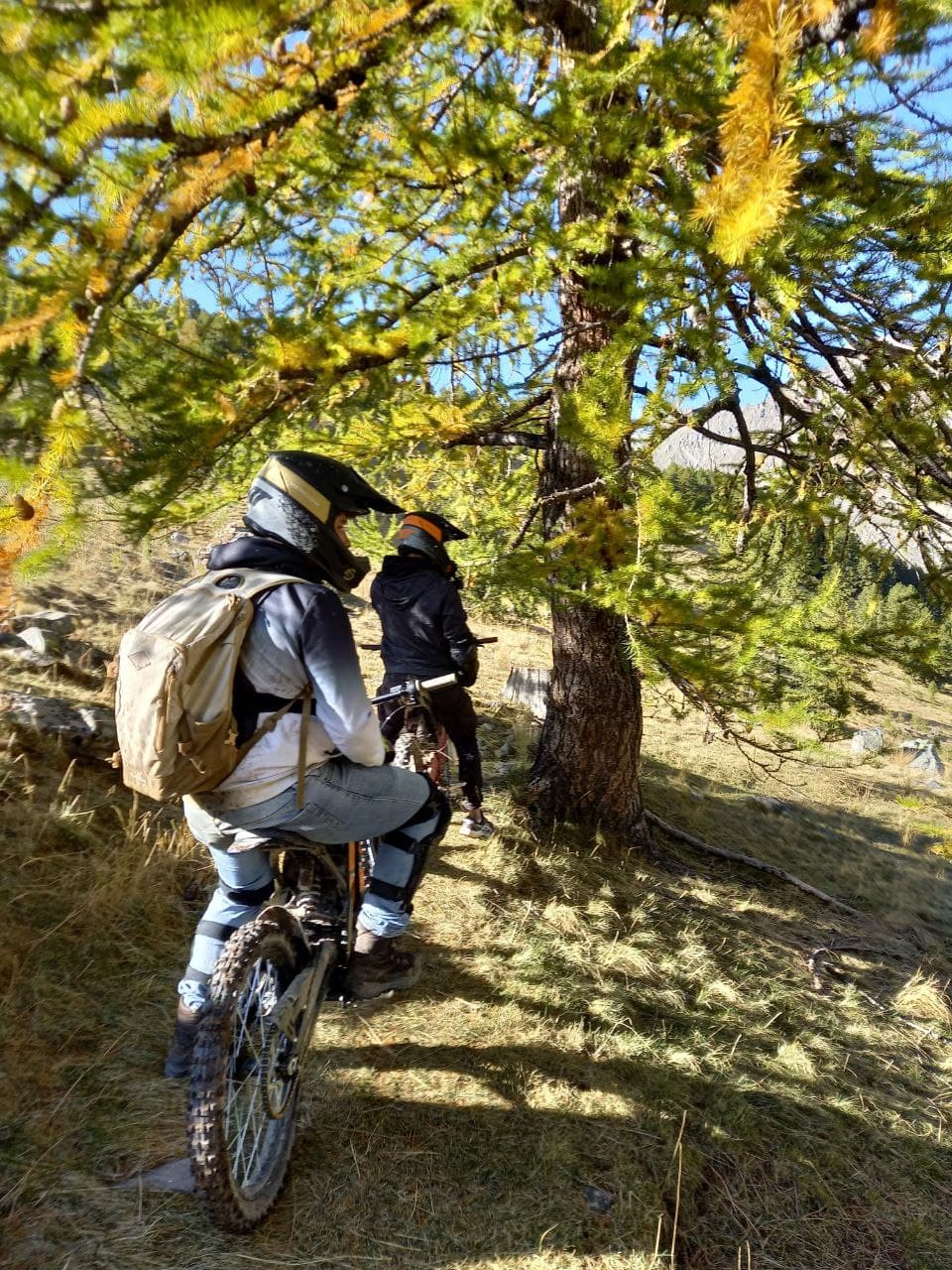 Veicolo elettrico fuoristrada su un sentiero naturale